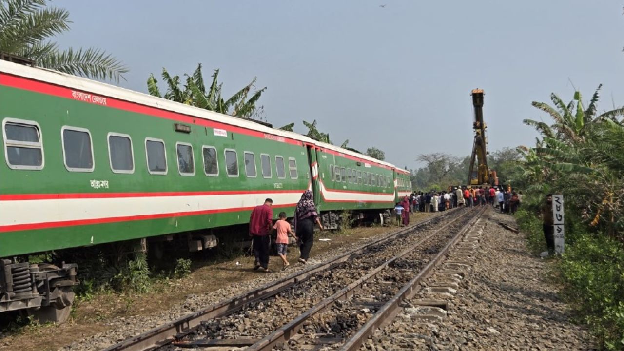 ২১ ঘণ্টা পর উত্তরাঞ্চলের ট্রেন চলাচল স্বাভাবিক
