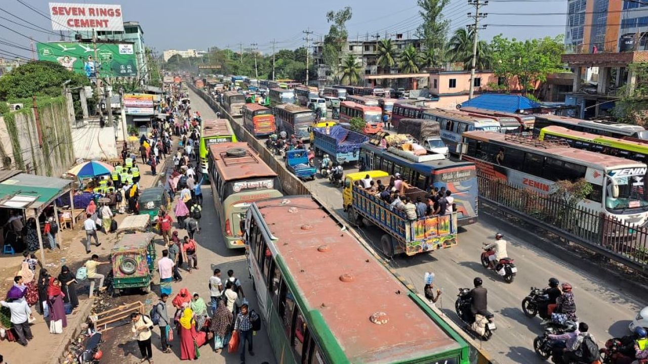 আরও ৮৩৩ কারখানায় ছুটি, সড়কে শ্রমিকদের ঢল