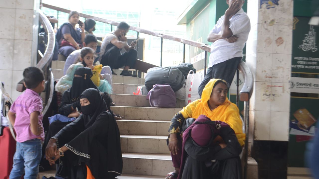 সান্তাহারে লাইনচ্যুতি: উত্তরবঙ্গের ঈদযাত্রায় দুর্ভোগের পাহাড়