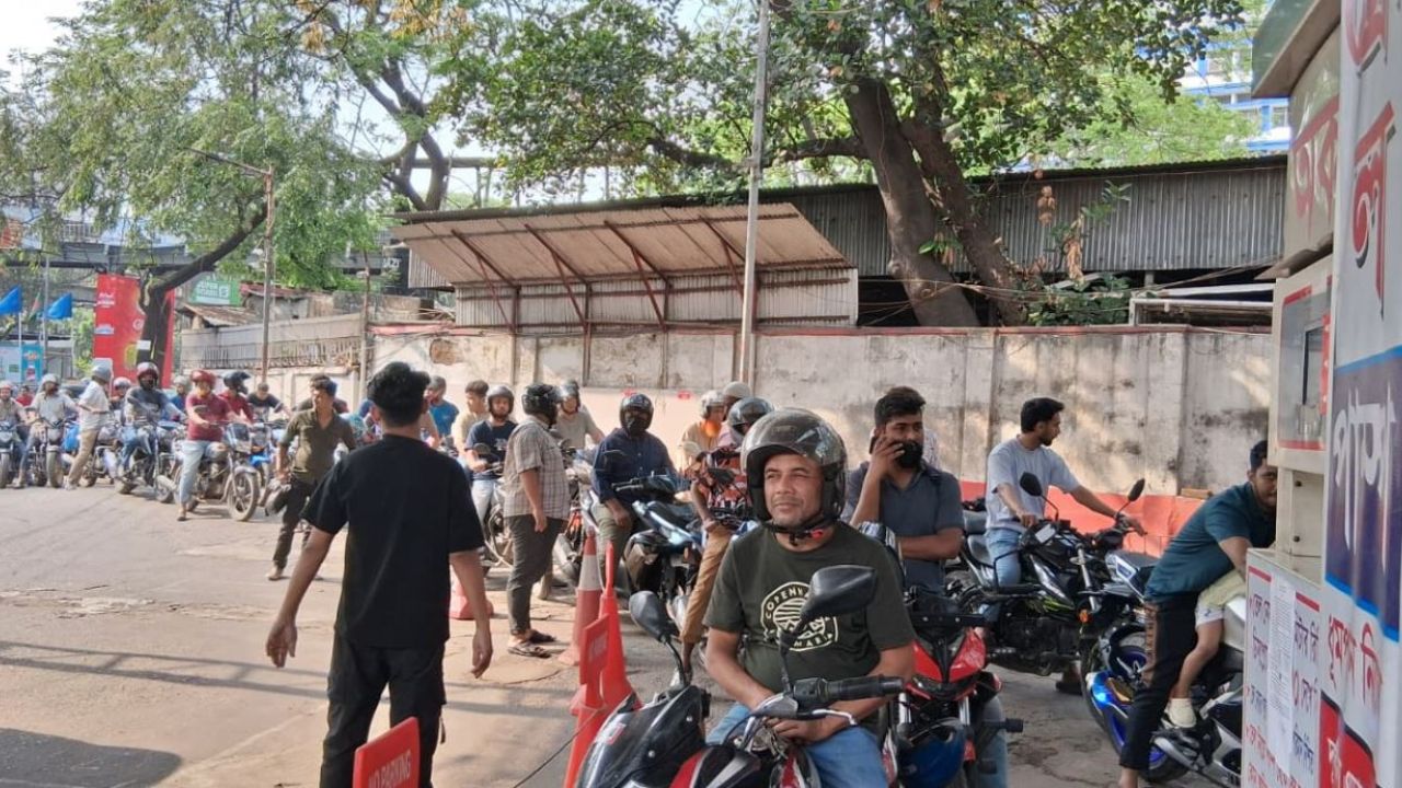 ফাঁকা ঢাকায় ভিড় পেট্রোল পাম্পগুলোতে