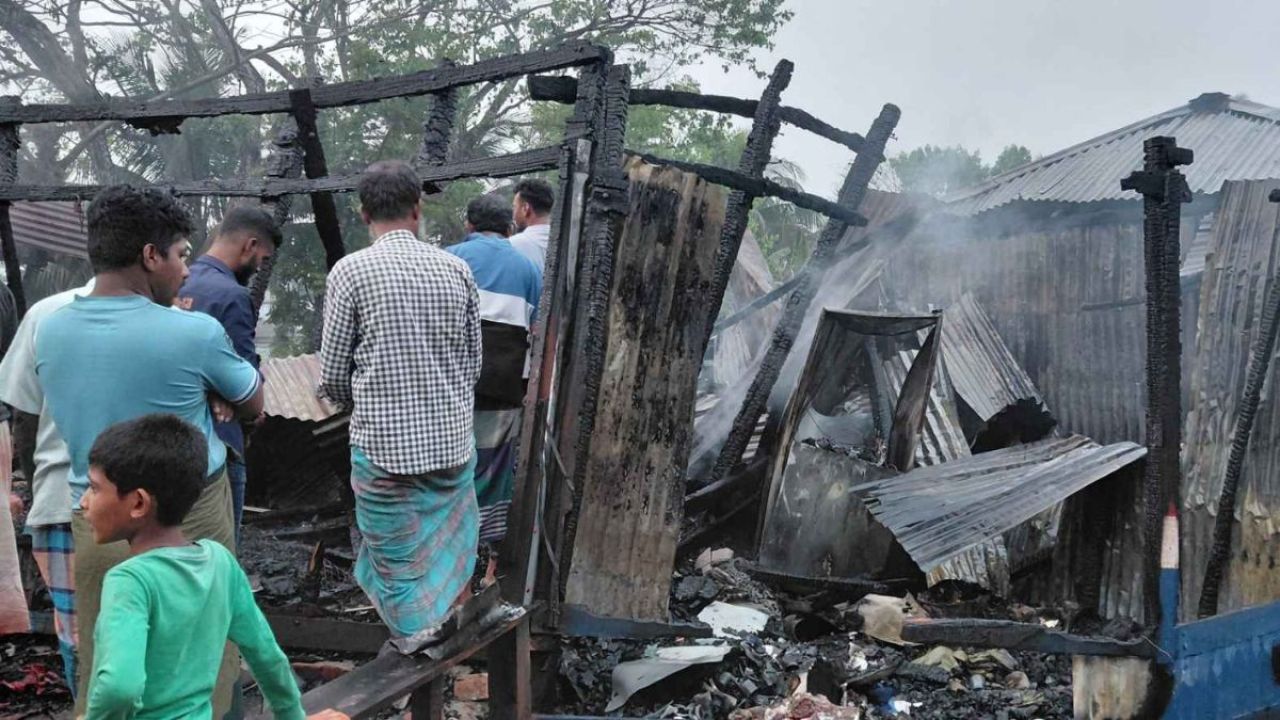 বাগেরহাটে অগ্নিকাণ্ডে পুড়ল আট দোকান, অর্ধকোটি টাকার ক্ষতি