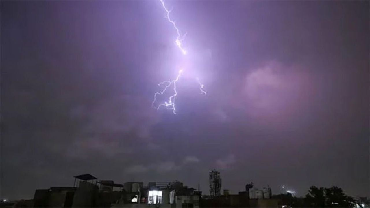 রাজধানীতে কালবৈশাখীর তাণ্ডব: ঈদের দিনেও ঝোড়ো বৃষ্টির আভাস