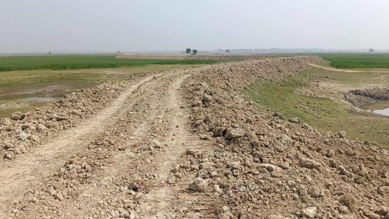 হওরে শেষ হয়নি ফসল রক্ষা বাঁধের কাজ, দুশ্চিন্তায় কৃষক