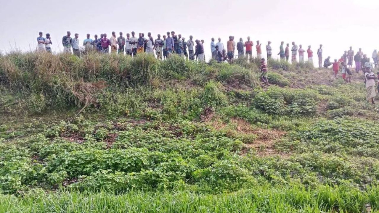 ধানখেতে রিকশাচালকের রক্তাক্ত মরদেহ 