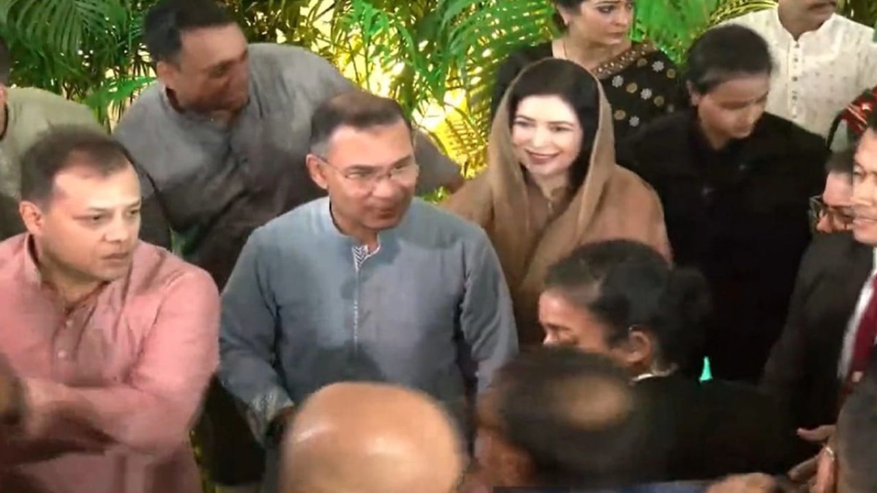 ১৯ বছর পর দেশে প্রথম ঈদ: যমুনায় প্রধানমন্ত্রীর সঙ্গে মানুষের ঢল