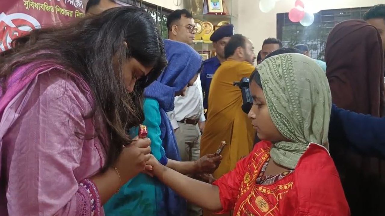 মেহেদিতে রাঙালো পথশিশুদের হাত