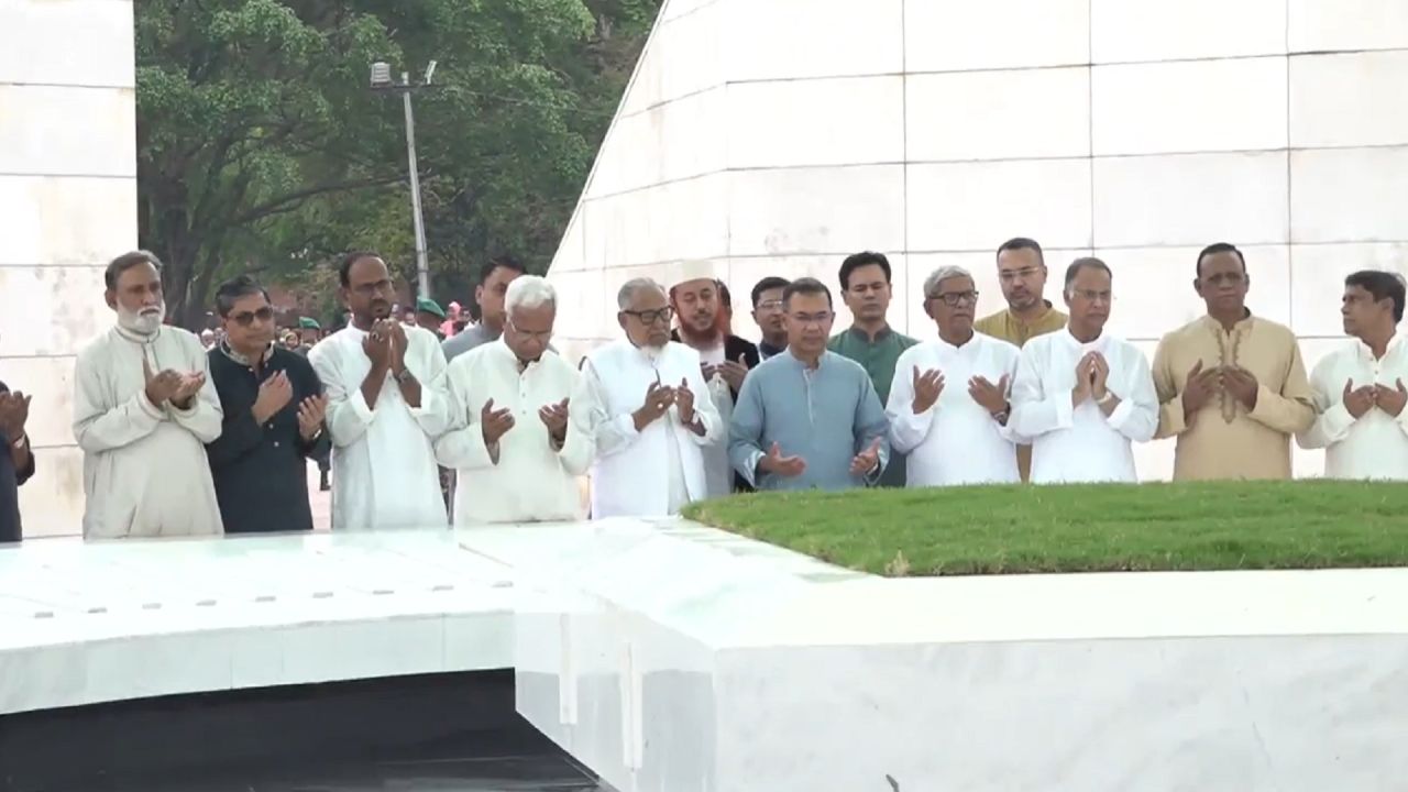 মা-বাবার কবর জিয়ারত করলেন প্রধানমন্ত্রী তারেক রহমান