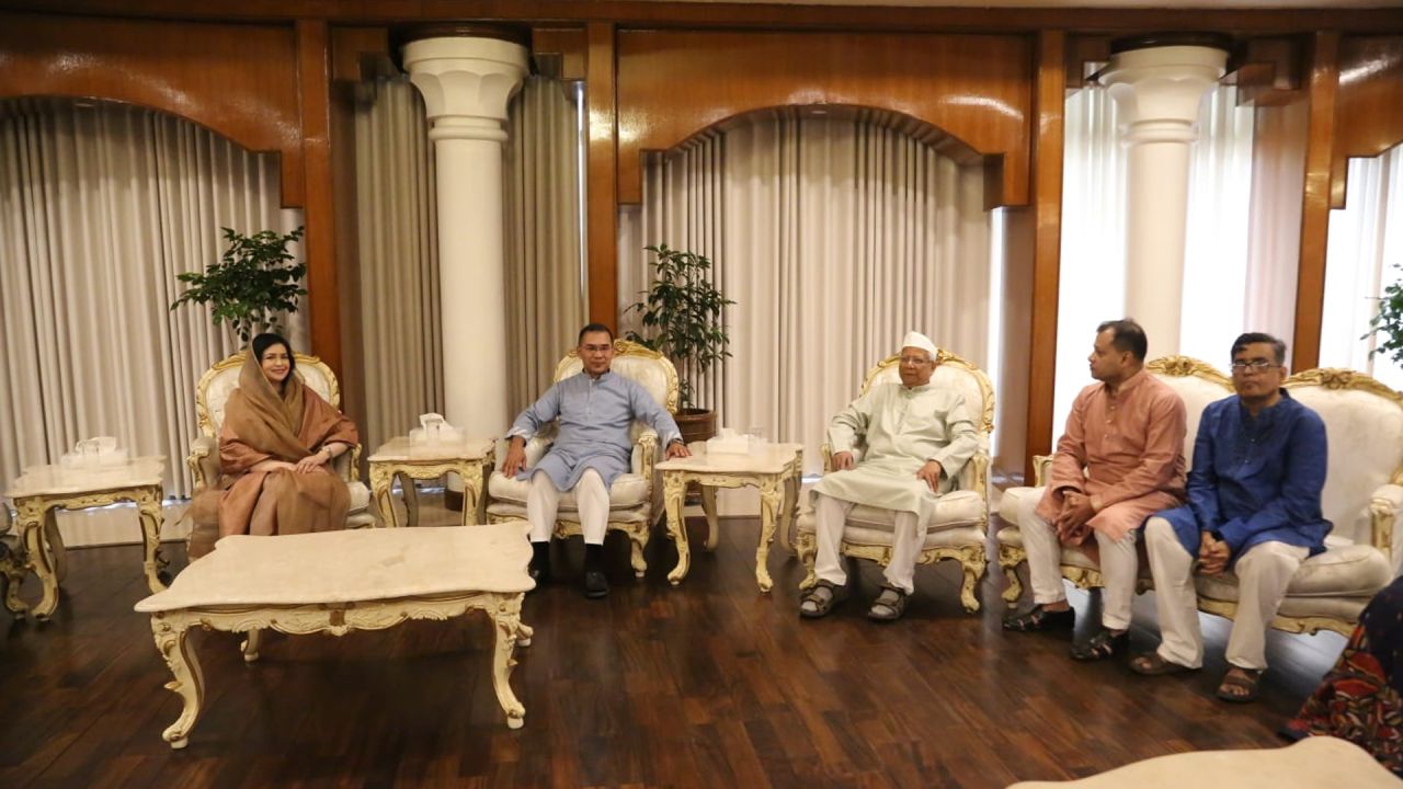 যমুনায় প্রধানমন্ত্রীর সঙ্গে ড. ইউনূসের ঈদ শুভেচ্ছা বিনিময়