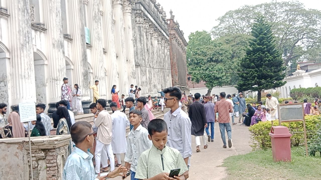 পর্যটকে মুখর বালিয়াটি জমিদার বাড়ি