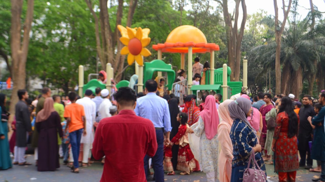 রমনার চত্বরে শিশু-কিশোরদের উচ্ছ্বাস আর নাগরিক প্রশান্তি