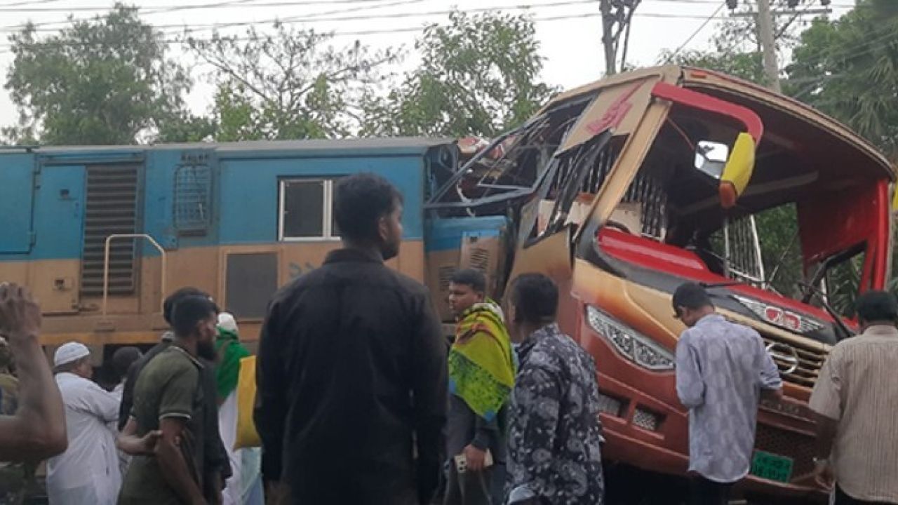 কুমিল্লায় বাস ট্রেন সংঘর্ষে নিহত ১২ 