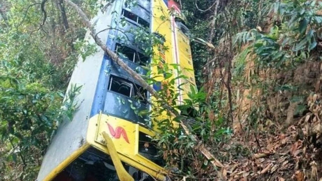 বান্দরবানে গভীর খাদে পড়ল পর্যটকবাহী বাস, আহত অন্তত ৩০