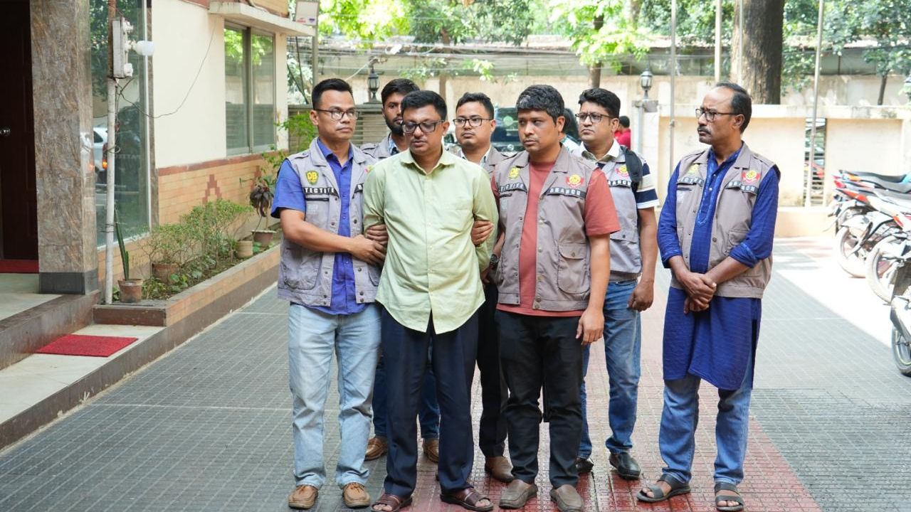 প্রধানমন্ত্রীর উপদেষ্টা পরিচয়ে প্রতারণা, যৌথ অ‌ভিযা‌নে গ্রেফতার