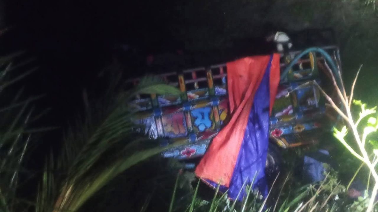 রাণীনগরে ভটভটি উল্টে পুকুরে পড়ে শিশু নিহত