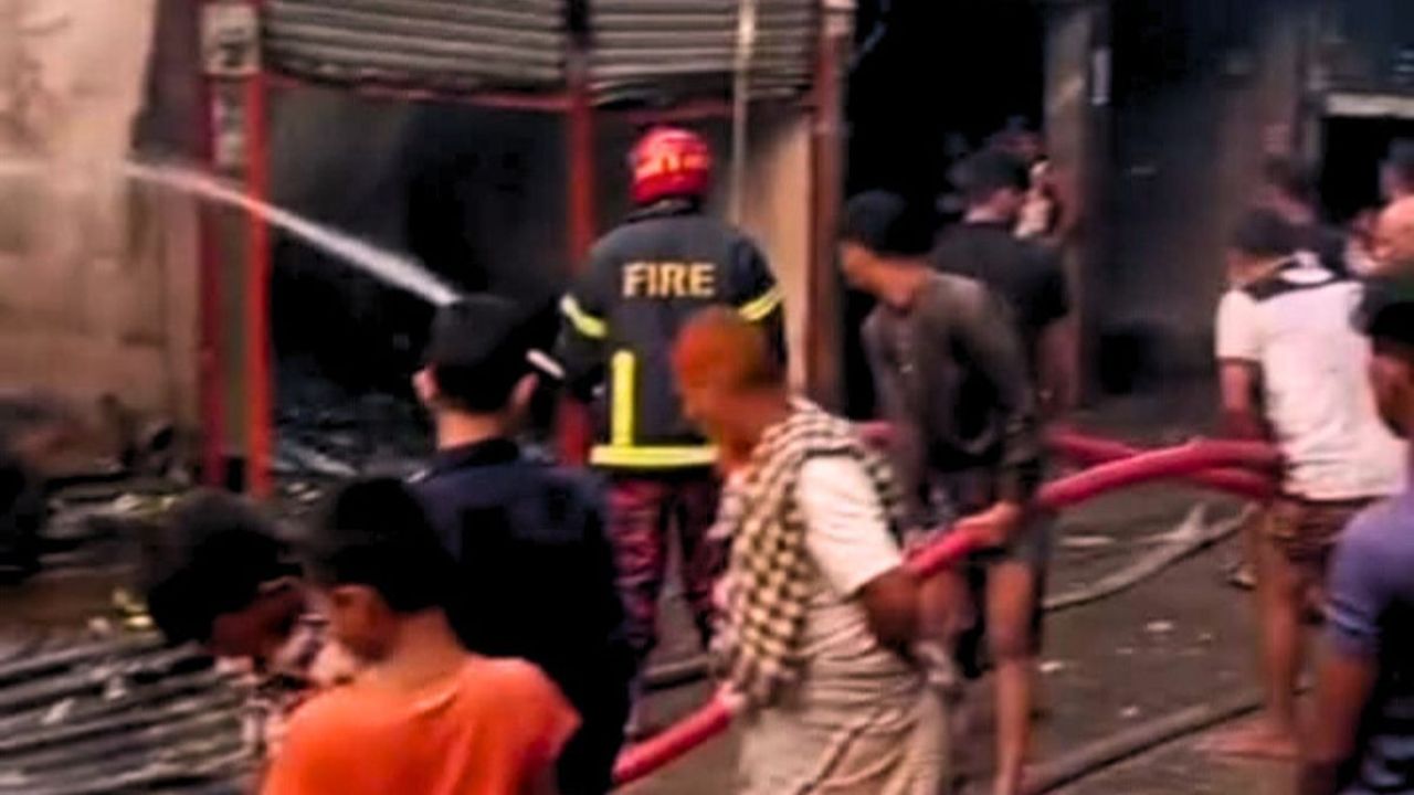 চরফ্যাশনে ভয়াবহ অগ্নিকাণ্ড, ৫ ব্যবসা প্রতিষ্ঠান পুড়ে ছাই