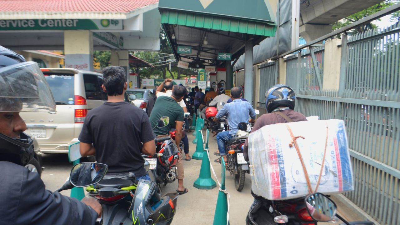​সারাদেশে পেট্রোল পাম্পে তেলের তীব্র সংকট, ভোগান্তিতে সাধারণ মানুষ