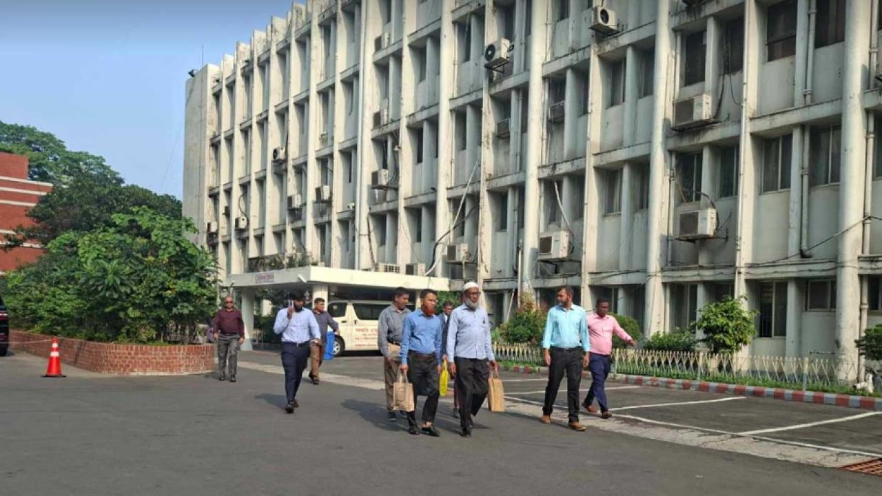 ঈদের ছুটি শেষে সচিবালয়ে ফিরেছে কর্মচাঞ্চল্য