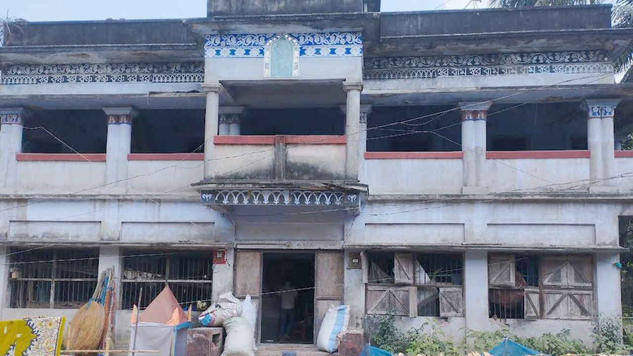 চিতলমারীতে মুক্তিযুদ্ধের স্মৃতি বহন করছে হালদার বাড়ি