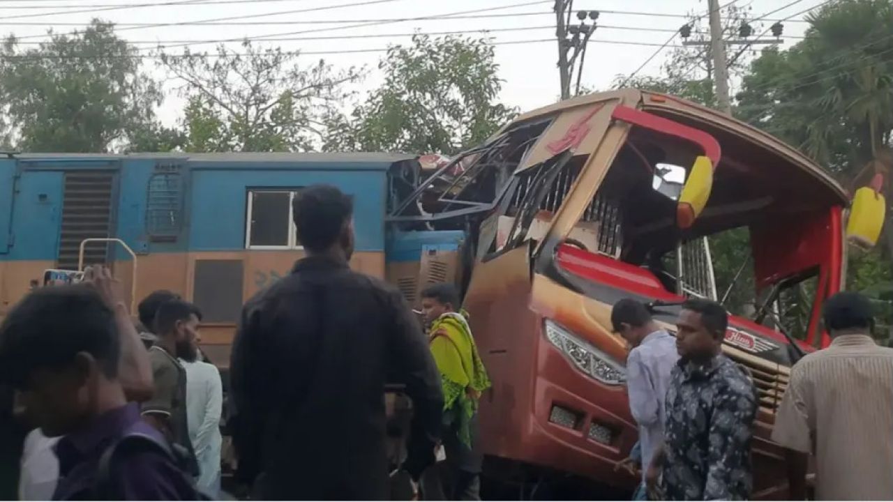 দায়িত্বে অবহেলাতেই কুমিল্লার ট্রেন দুর্ঘটনা: র‌্যাব