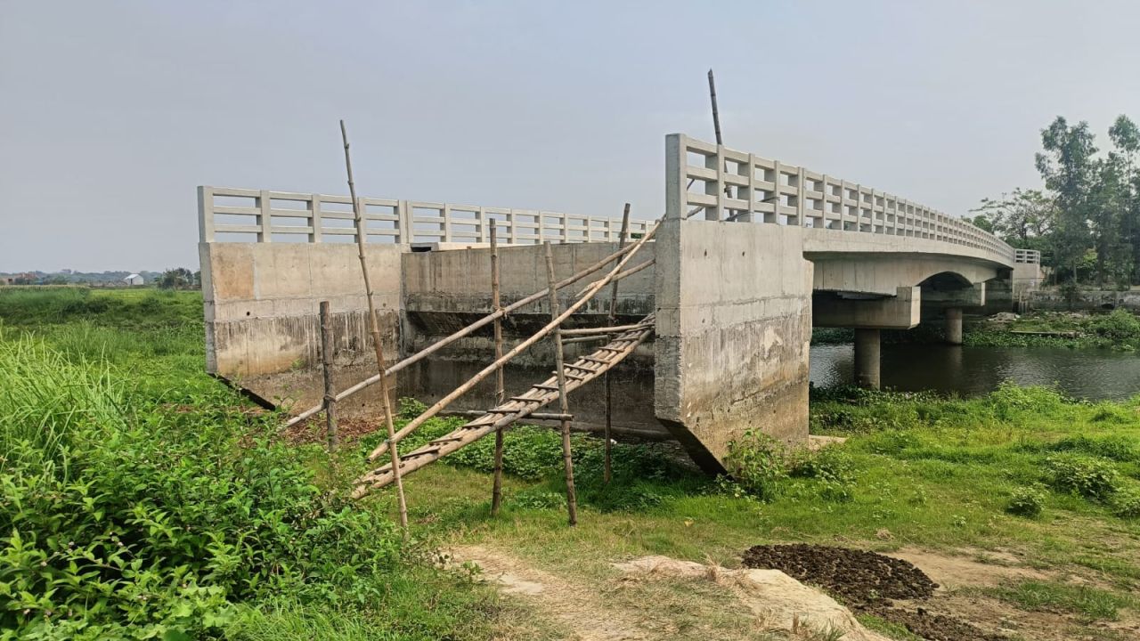 গজারিয়ায় নির্মিত ৩কোটি ৫৫ লক্ষ টাকার সেতুতে নেই সংযোগ সড়ক, নৌযান চলাচলেও বাধা