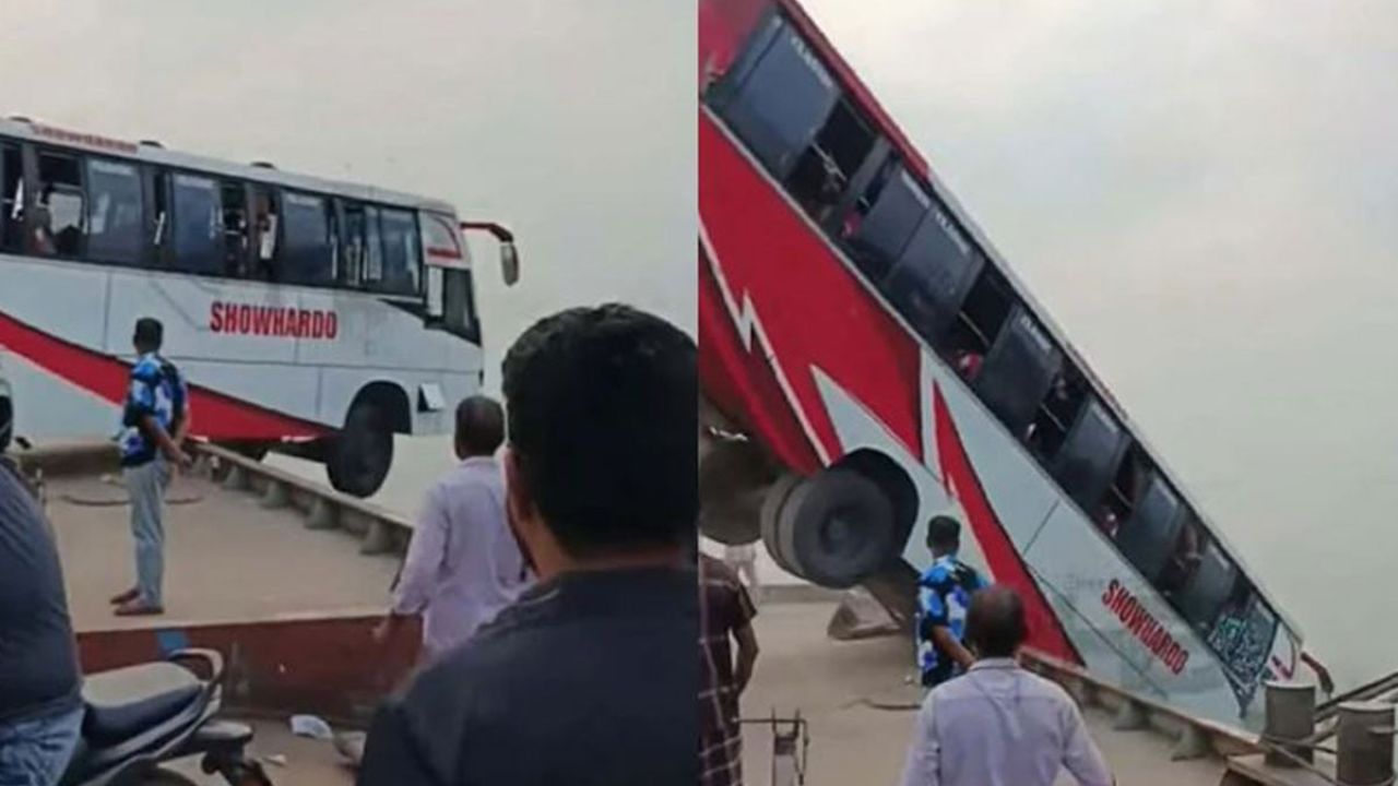 ৪০ যাত্রী নিয়ে পদ্মায় যাত্রীবাহী বাস