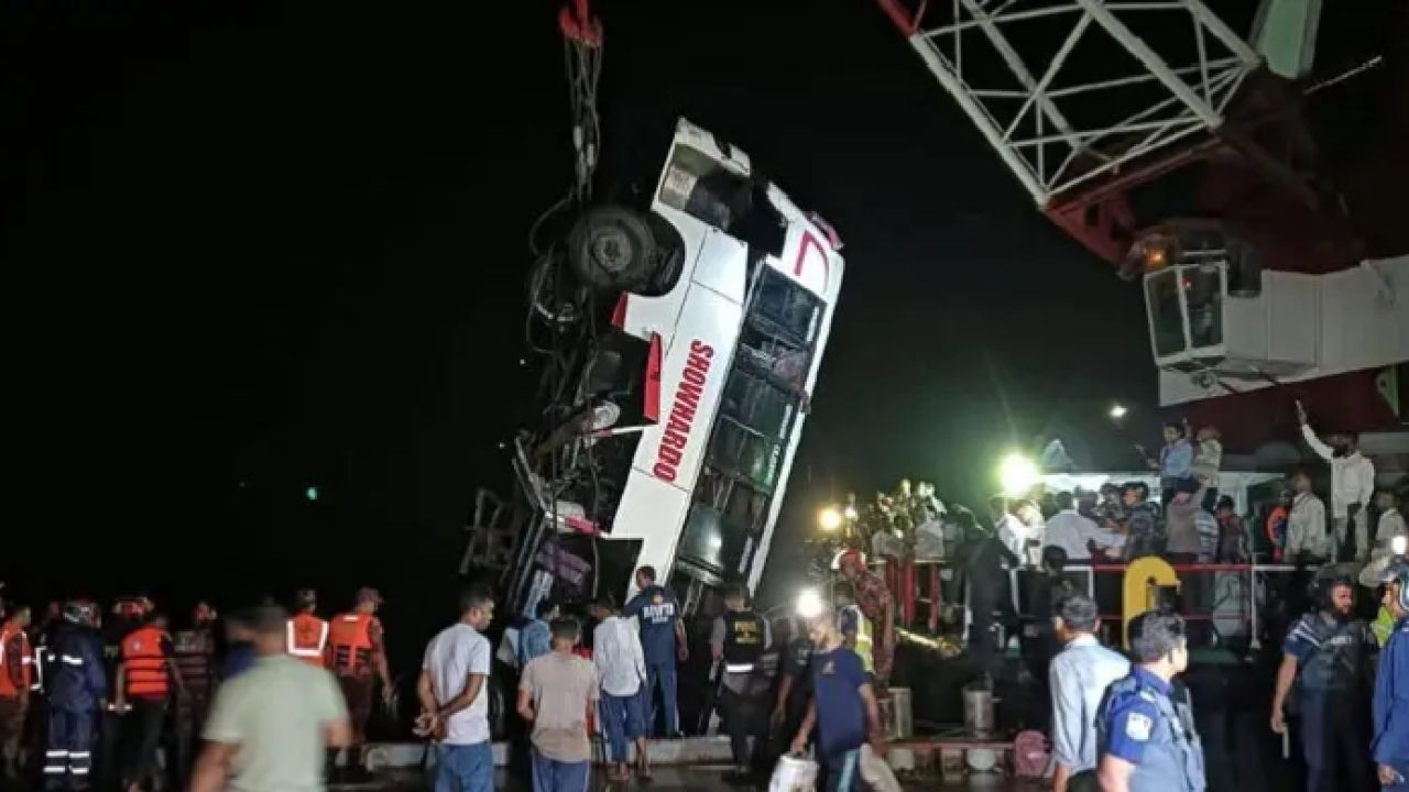 পদ্মায় বাসডুবিতে নিহত বেড়ে ২০