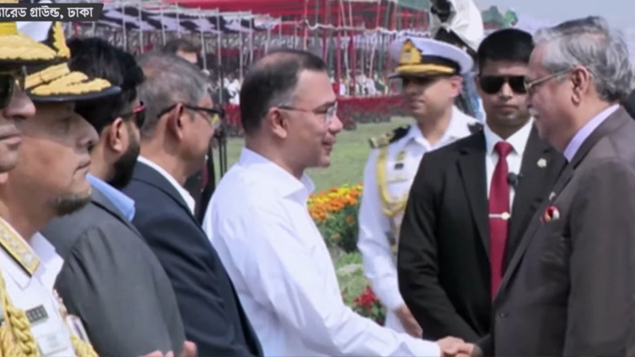 কুচকাওয়াজে যোগ দিলেন রাষ্ট্রপতি-প্রধানমন্ত্রী