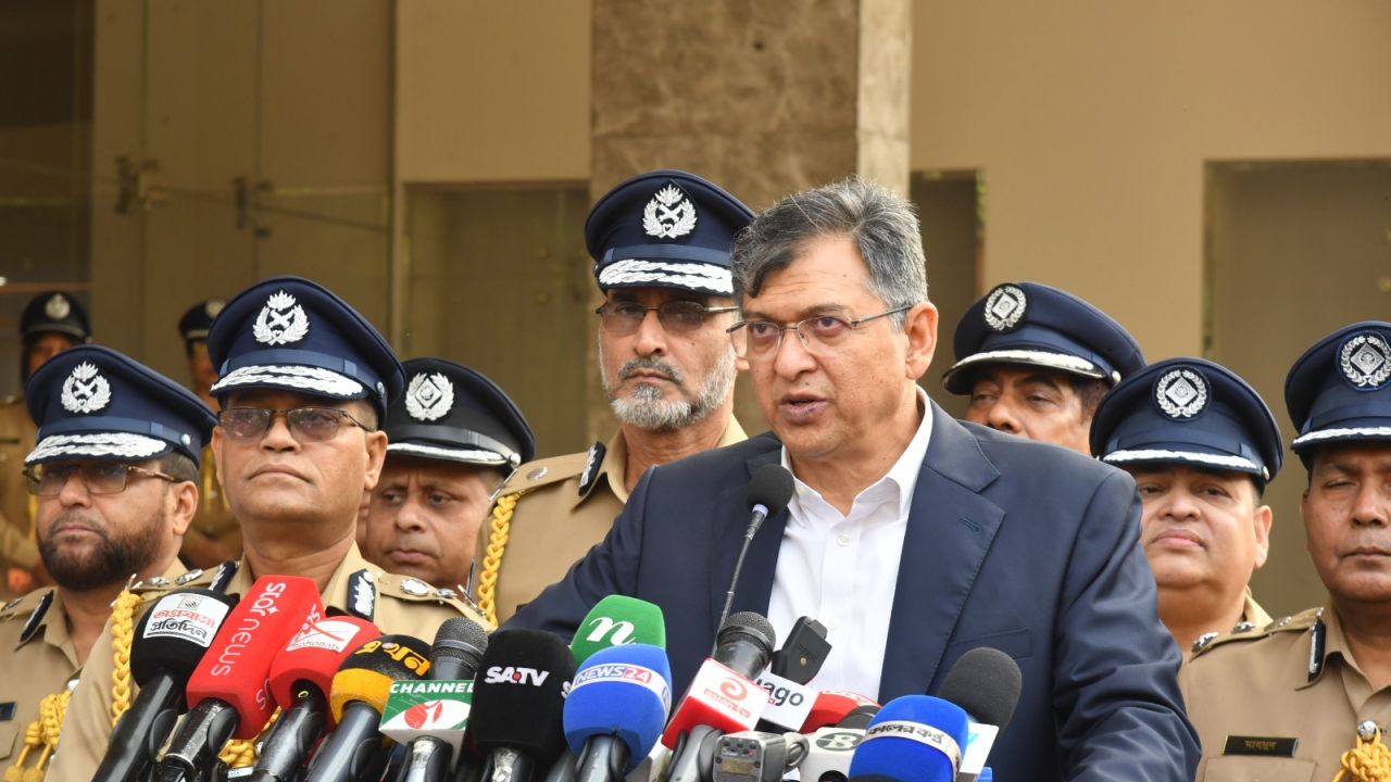 রাজারবাগ পুলিশ স্মৃতিসৌধে স্বরাষ্ট্রমন্ত্রীর শ্রদ্ধা নিবেদন