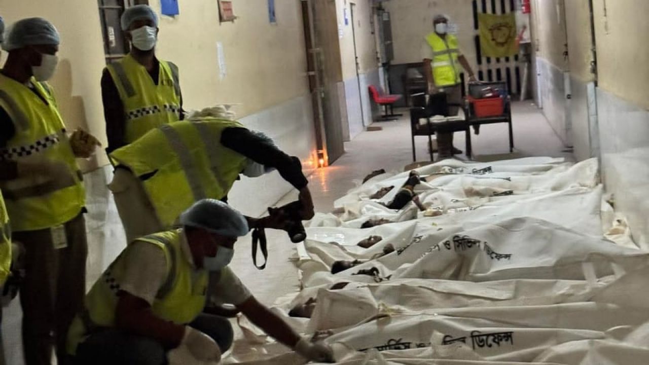 দৌলতদিয়া পদ্মায় বাস ডুবিতে উদ্ধার ২৫ মৃতদেহের পরিচয় শনাক্ত, পরিবারের কাছে হস্তান্তর