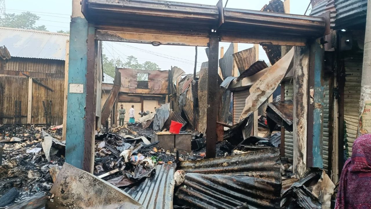 নিঃস্ব ১৫ ব্যবসায়ী: গভীর রাতে ভয়াবহ অগ্নিকাণ্ডে ২ কোটির ক্ষতি
