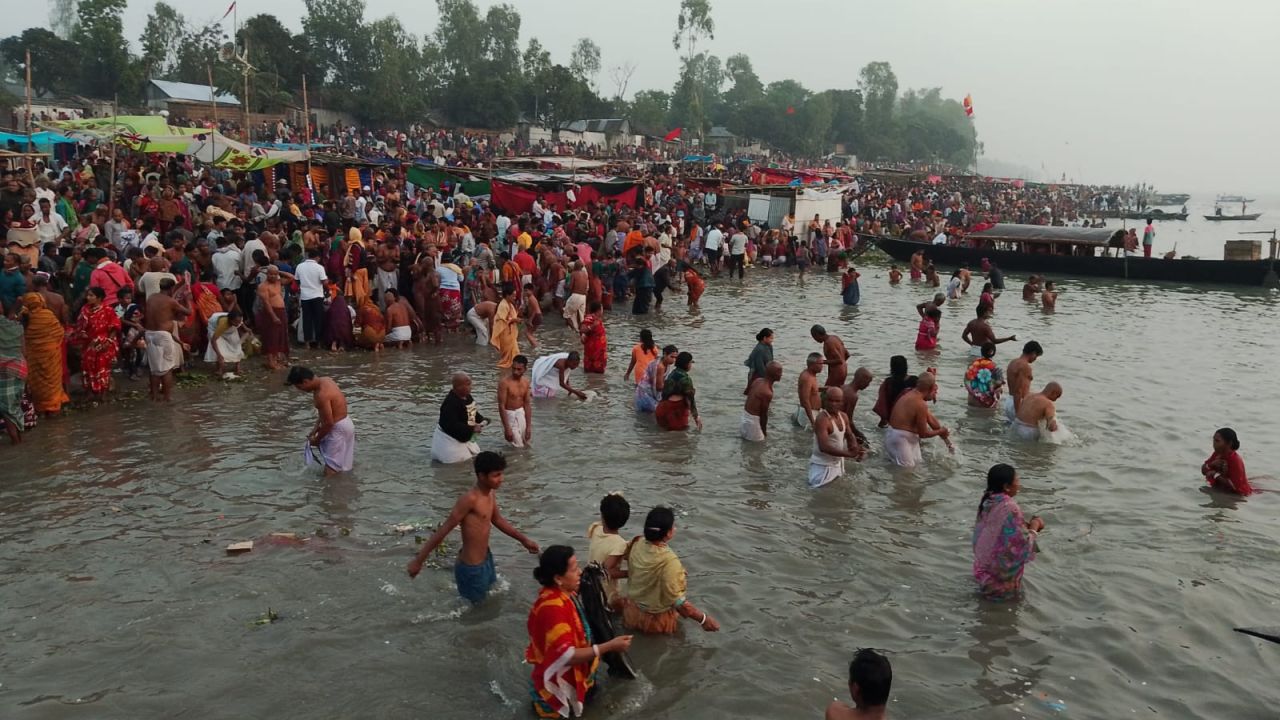 কুড়িগ্রামের চিলমারীতে অষ্টমির স্নানে লাখো মানুষের ঢল
