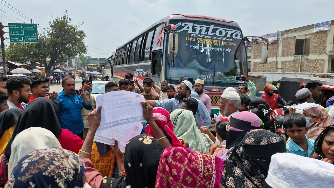 গৌরনদীতে গৃহবধূর মৃত্যুকে ‘হত্যা’ দাবি, মহাসড়ক অবরোধ