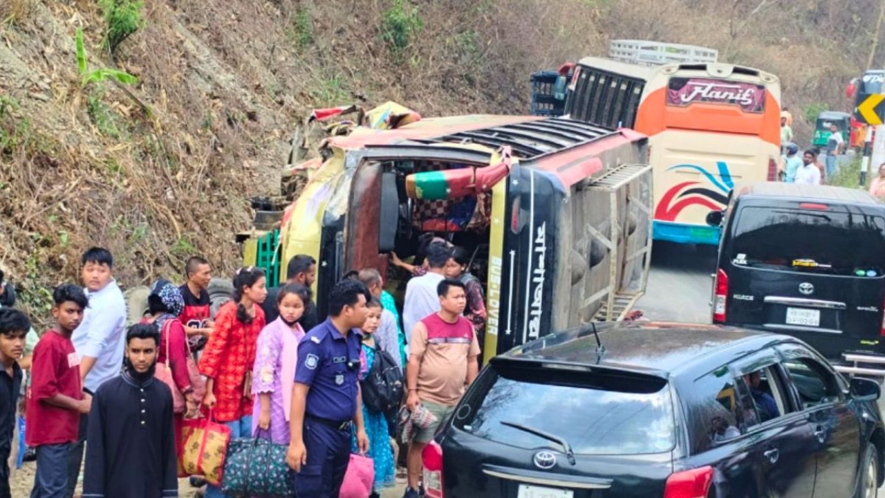 রাঙ্গামাটিতে যাত্রীবাহী বাস উল্টে আহত ১৯
