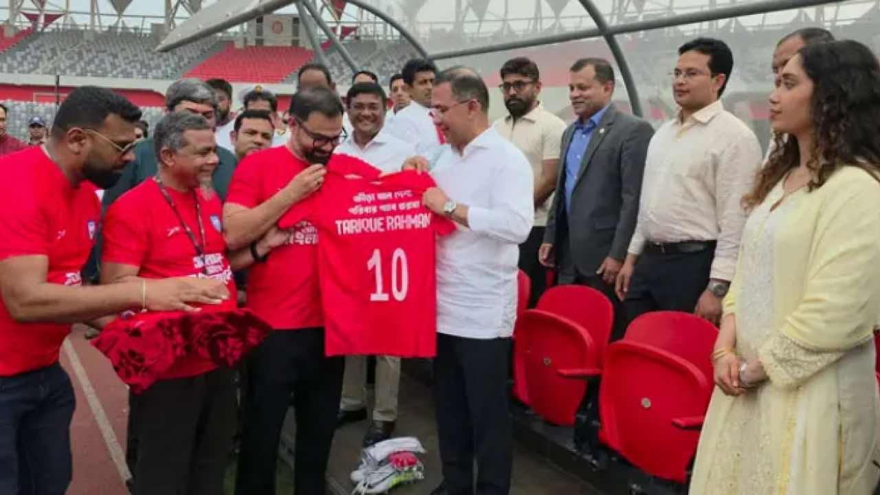 পূর্ব ঘোষণা ছাড়াই স্টেডিয়ামে প্রধানমন্ত্রী, সঙ্গে ছিলেন জাইমা ও প্রতিমন্ত্রী