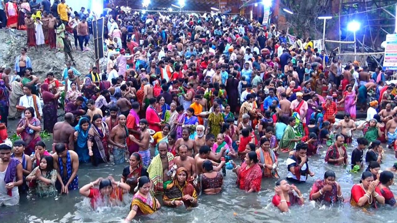 লাঙ্গলবন্দে পুণ্যার্থীদের ঢল, ঢাকা-চট্টগ্রাম মহাসড়কে দীর্ঘ যানজট