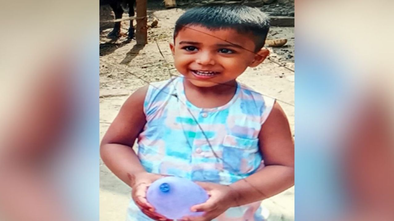 বাবার হাত থেকে ছিটকে পদ্মায় ডুবে যায় শিশু ইসরাফিল