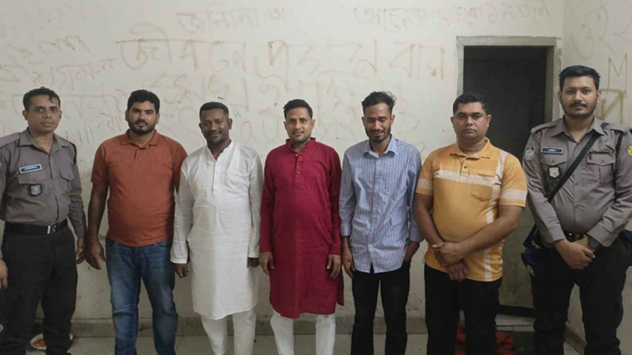 রাজধানীতে আ’লীগের ঝটিকা মিছিলের চেষ্টা, পাউবো কর্মচারীসহ গ্রেপ্তার ৫