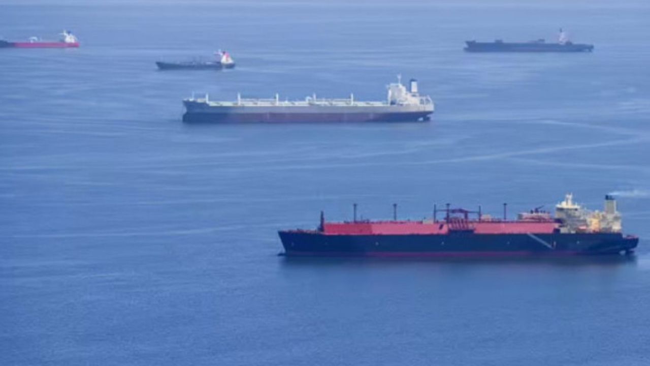 শান্তির পথে এক ধাপ: যুক্তরাষ্ট্রের ১০টি তেলের ট্যাংকার ছেড়ে দিল ইরান