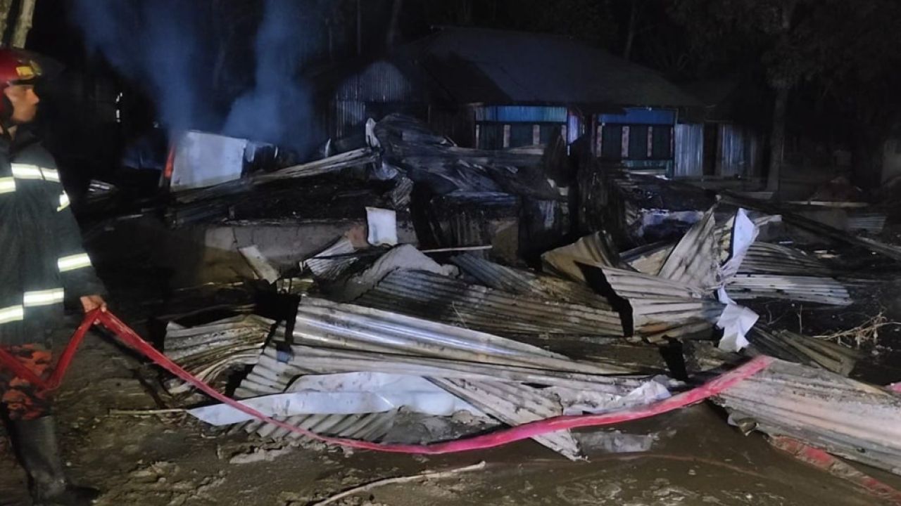 চিতলমারীতে সংঘর্ষে যুবক নিহত, বাড়িঘরে অগ্নিসংযোগ