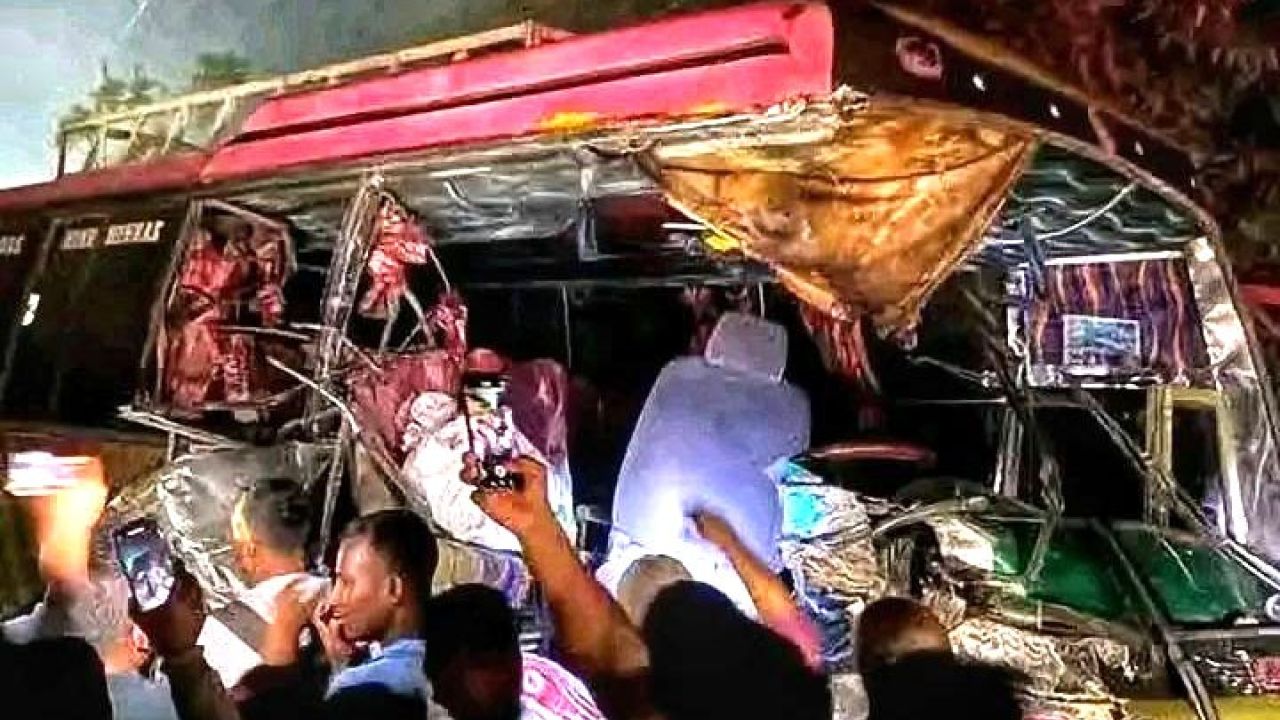 কিশোরগঞ্জে বাসের মুখোমুখি সংঘর্ষে আহত ২০