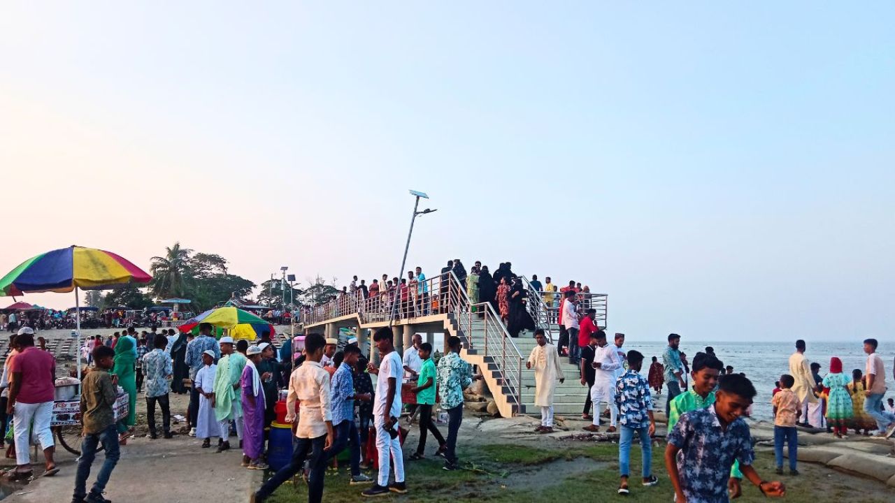 নদীর পাড়ে উৎসবের আমেজ