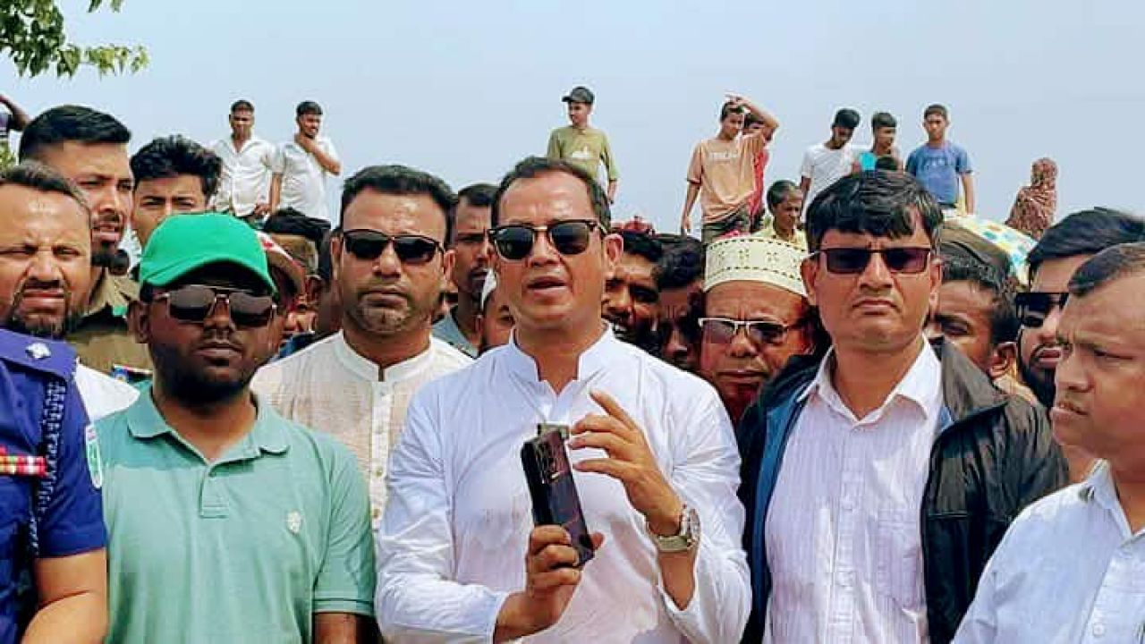 ফসল রক্ষা বাঁধ নির্মাণে অনিয়ম-দুর্নীতি করলে কাউকে ছাড় দেওয়া হবে না: এমপি কামরুল