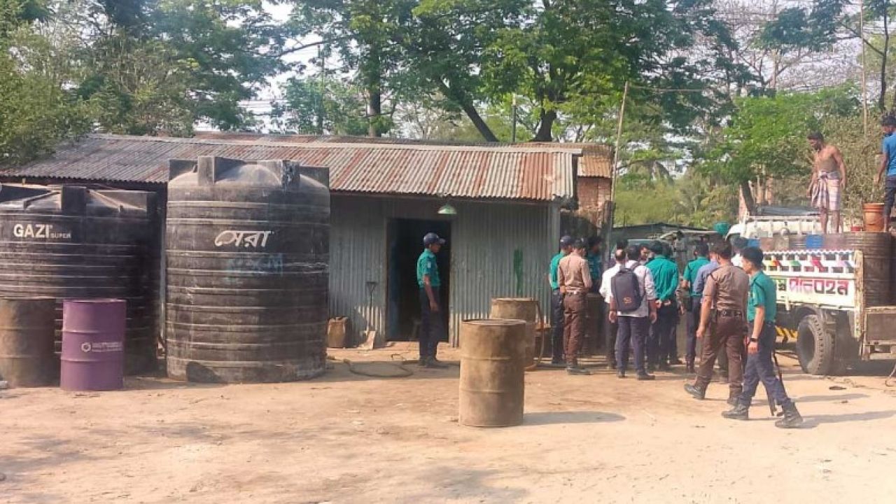 পতেঙ্গায় অবৈধভাবে মজুত ৬০০০ লিটার ডিজেল জব্দ