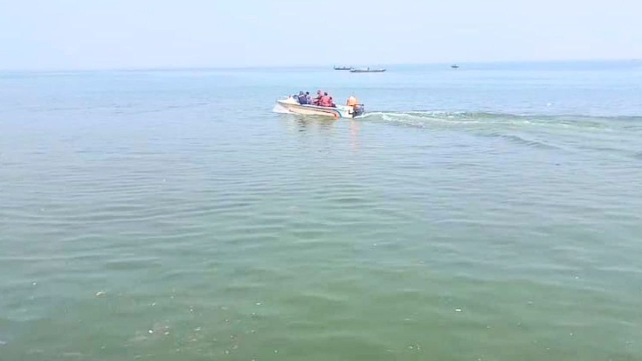 নিখোঁজ ব্যক্তির সন্ধানে তৃতীয় দিনের অভিযান, বাসের রেজিস্ট্রেশন স্থগিত