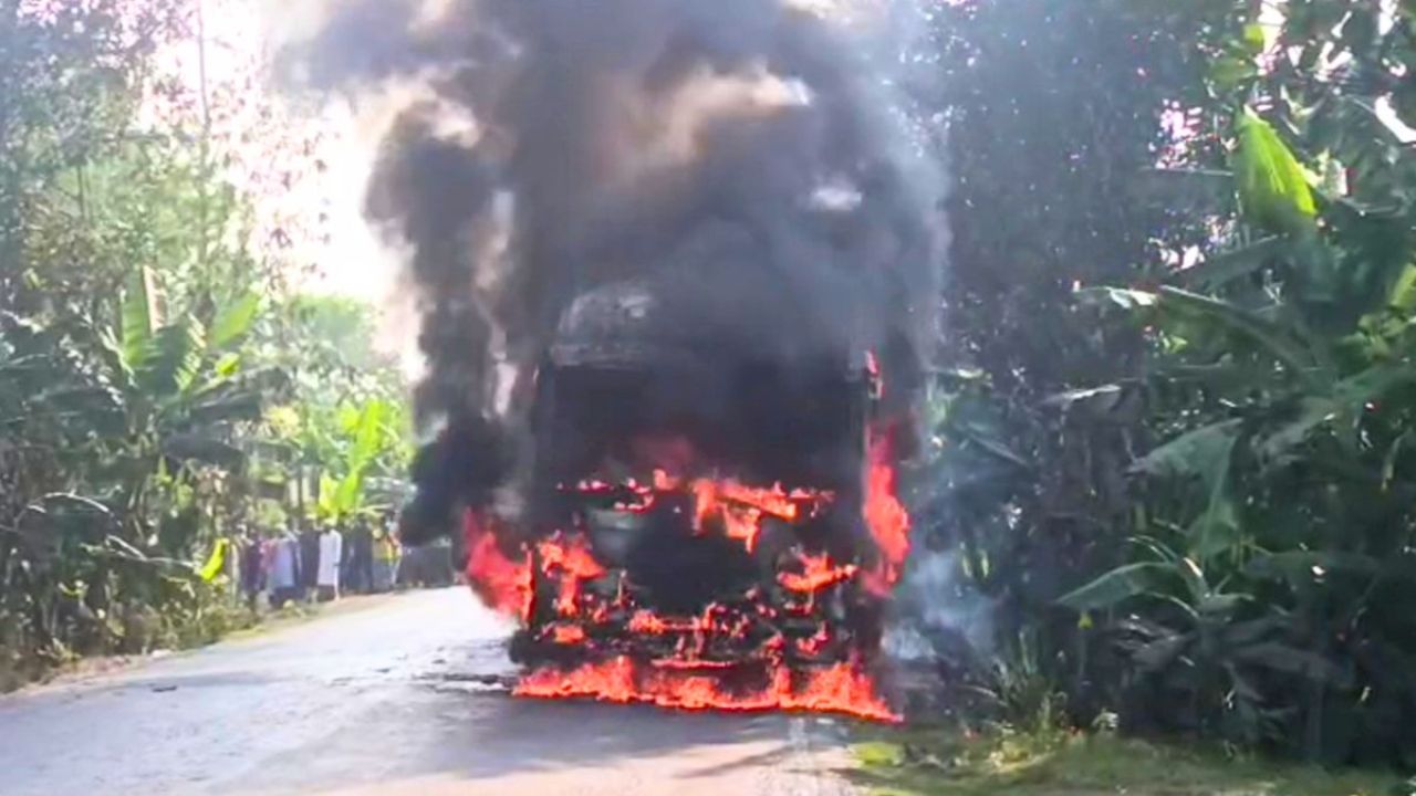 যশোরে যেভাবে আগুন লাগল চলন্ত বাসে