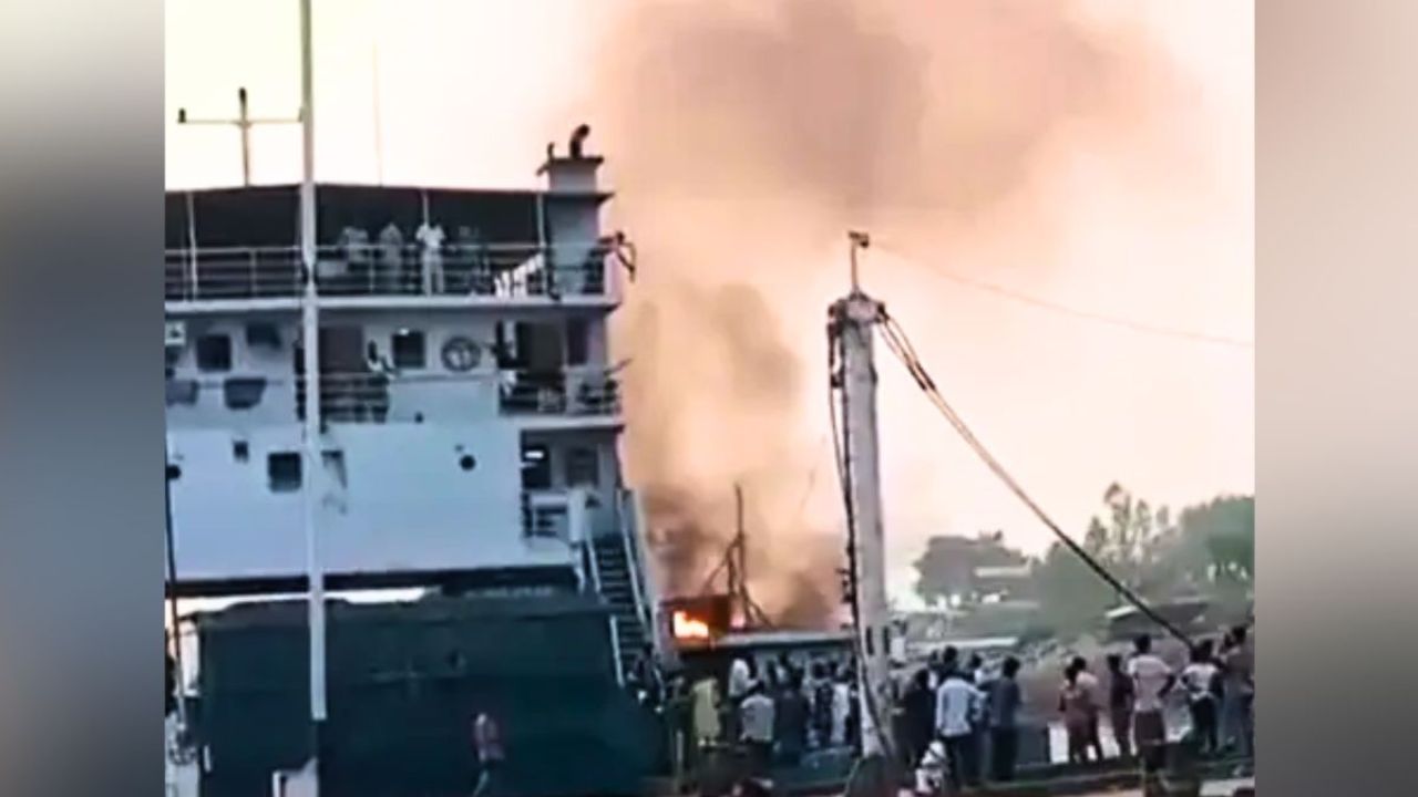 পাটুরিয়া ঘাট ছাড়ার পর ফেরিতে আগুন, আতঙ্কে যাত্রীরা