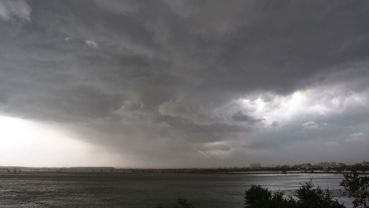 ১৯ জেলায় কালবৈশাখীর আভাস নদীবন্দরে সতর্কতা