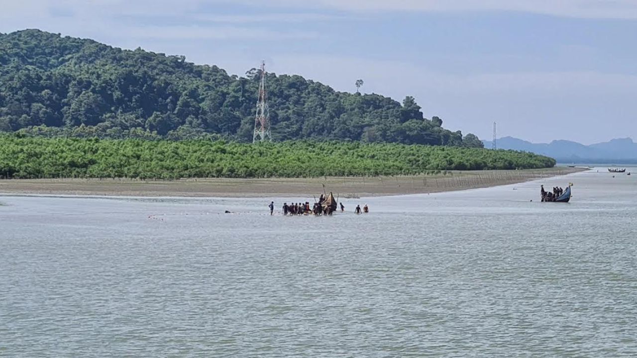 নাফ নদী থেকে ৩টি নৌকাসহ ১৩ জেলেকে অপহরণ