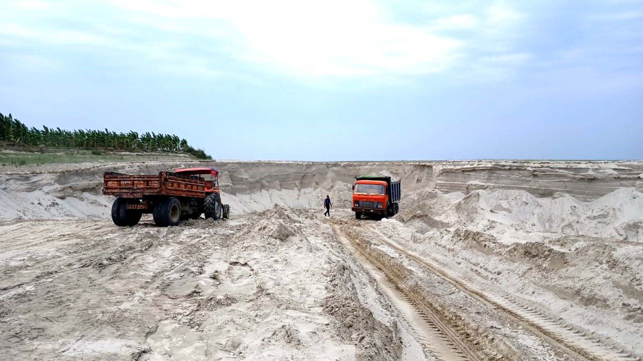 বাহাদুরপুর ঘাটে অবৈধ বালু উত্তোলন বন্ধে প্রশাসন হানা