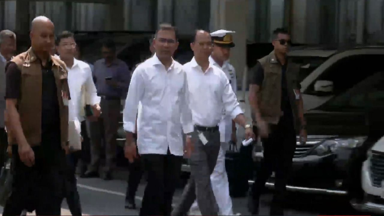 সচিবালয়ে বিভিন্ন মন্ত্রণালয়ে আকস্মিক পরিদর্শন প্রধানমন্ত্রীর